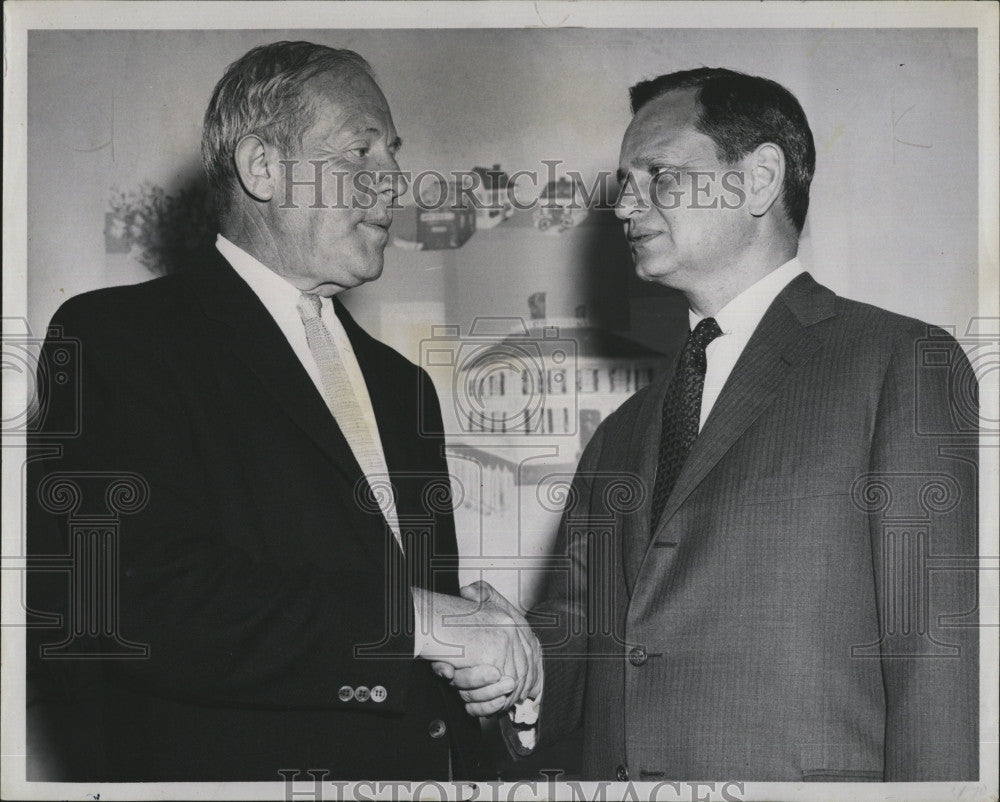 1959 Press Photo Louis P. Smith congratulates Attorney Arnold R. Cutler - Historic Images