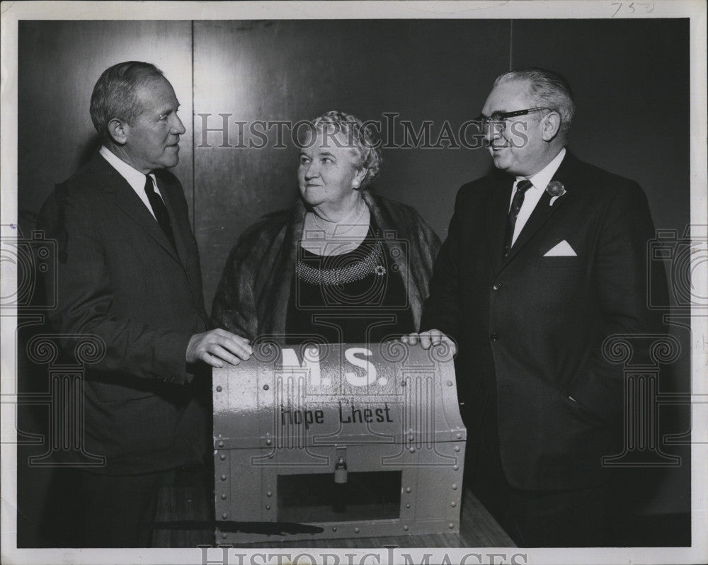 1958 Press Photo Louis P. Smith with new trustees Marie Dever &amp; Clement Riley - Historic Images