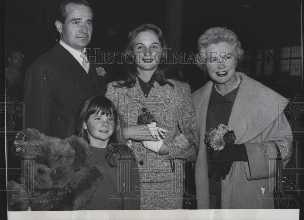 1955 Press Photo Kingsbury Smith with Family aboard Ile de France - Historic Images