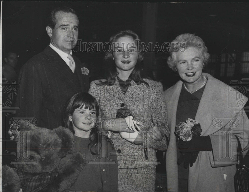 1955 Press Photo Publisher J. Kingsbury Smith with Family aboard Ile de France - Historic Images