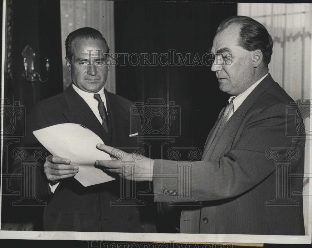 1957 Press Photo Soviet Amb. Georgi Zaroubin with Publisher Kingsbury Smith - Historic Images