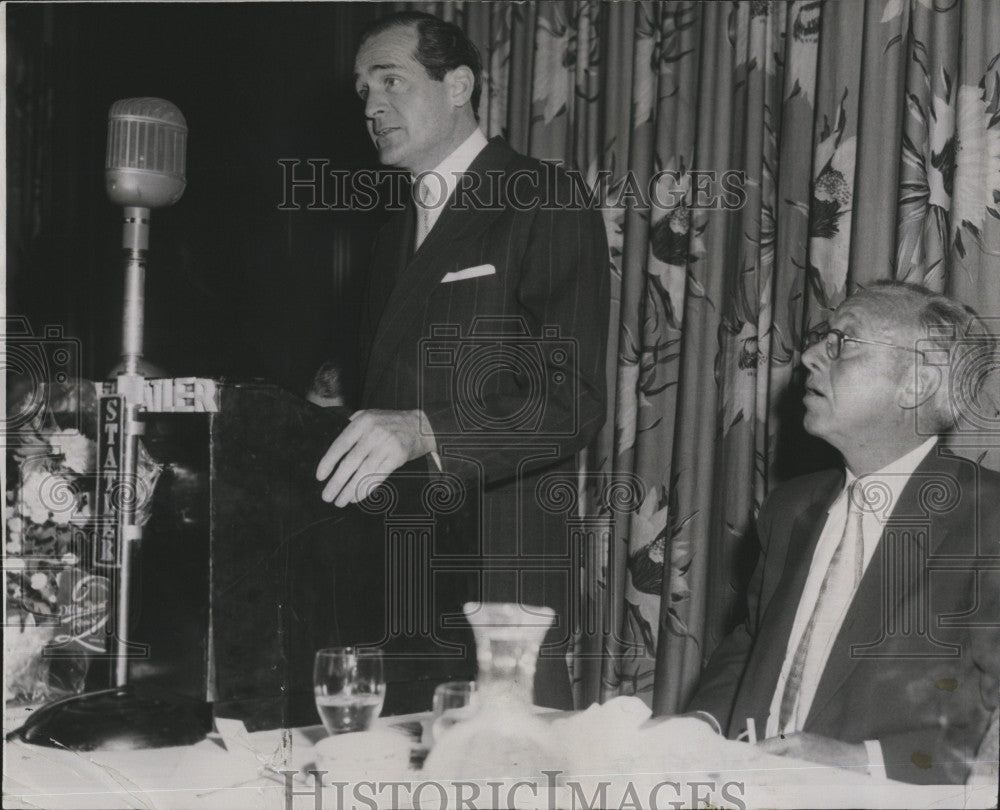 1957 Press Photo Publisher Kingsbury Smith with Ad Club Chairman Ernest Hoftyzer - Historic Images