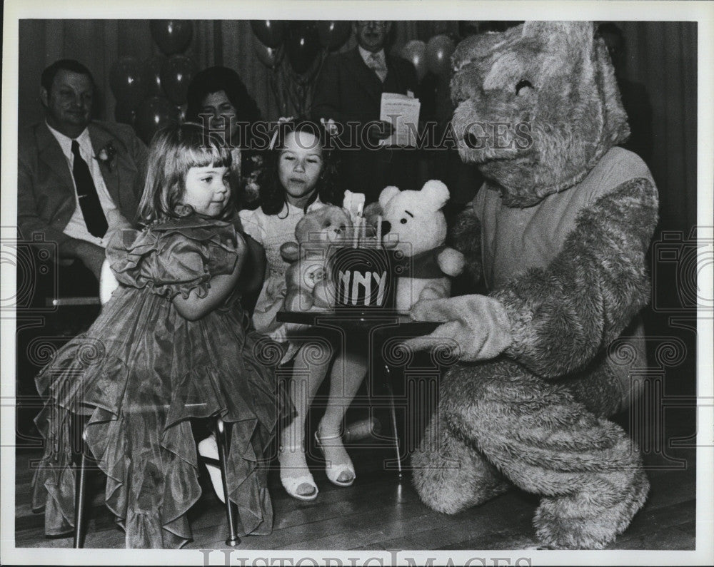 1984 Press Photo Lacey Smith Winnie The Pooh Birthday Party Cake - Historic Images