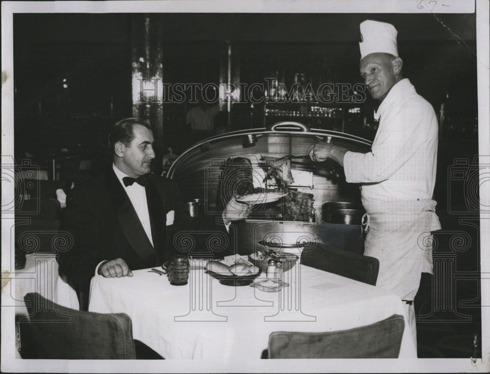 1953 Press Photo Arnold Benak Mgr Steuben&#39;s Vienna Room Chef August Dubendorfer - Historic Images