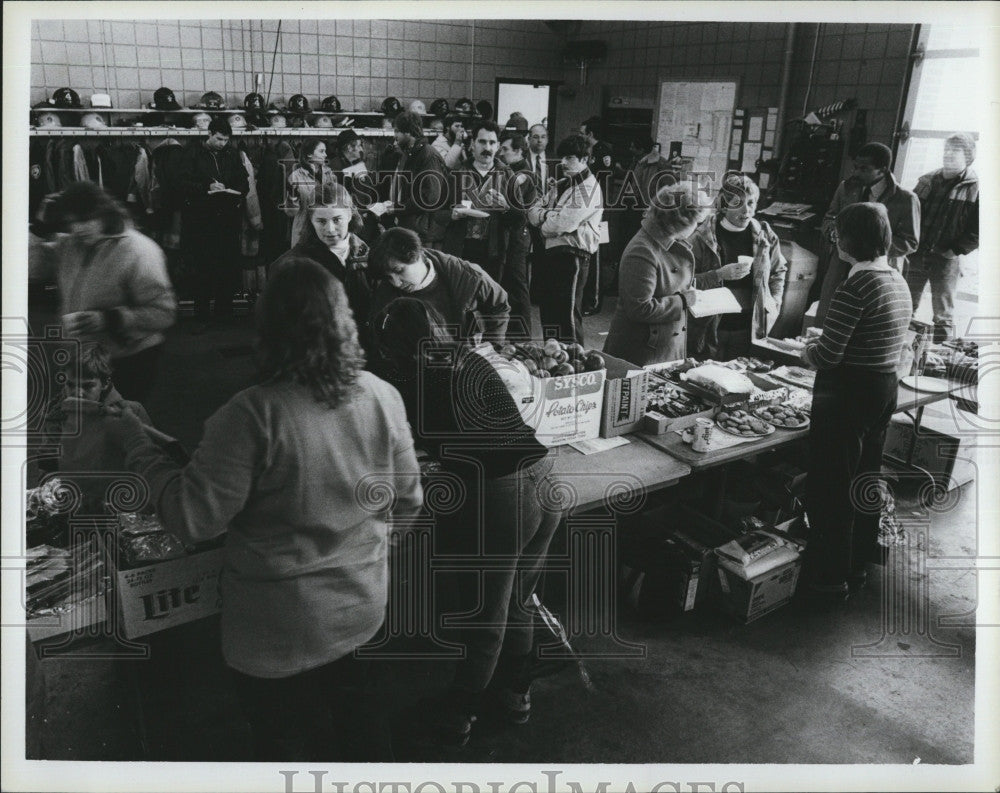 1984 Press Photo Volunteers at Exeter, Mass fire station search for T Belanger - Historic Images