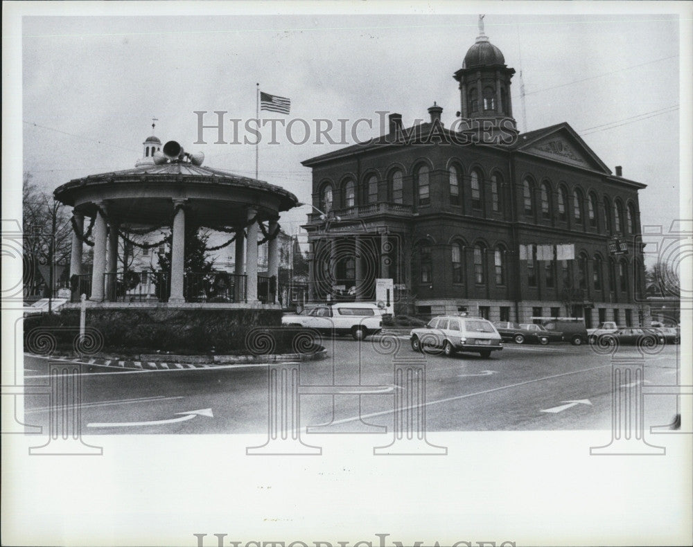 1984 Press Photo Downtown view of Exeter, Mass Town Hall - Historic Images