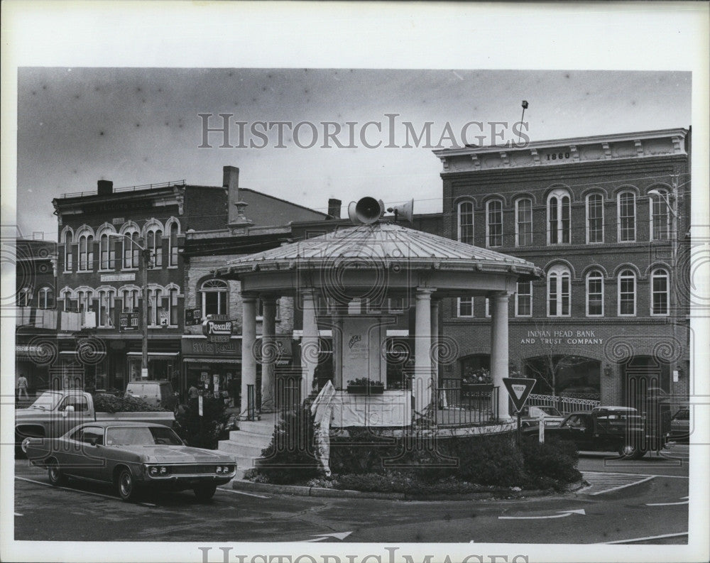 Press Photo Exeter, Mass town square and city hall - Historic Images