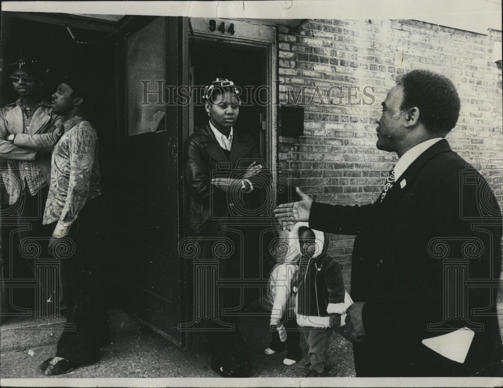 1977 Press Photo Senator Harold Washington at Cabrini Green in Chicago - Historic Images