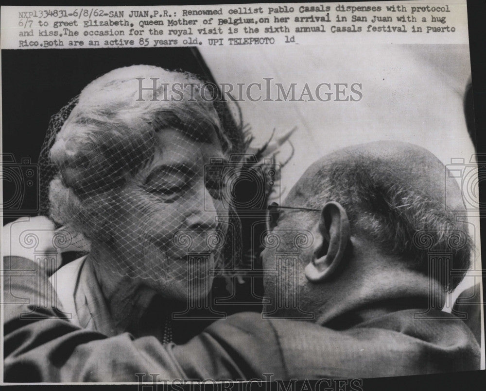 1962 Press Photo Elizabeth Queen Mother Greeted by Cellist Pablo Casals - Historic Images