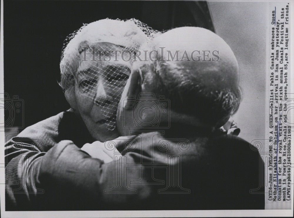 1962 Press Photo Queen Mother Elizabeth Embraced by Cellist Pablo Casals - Historic Images