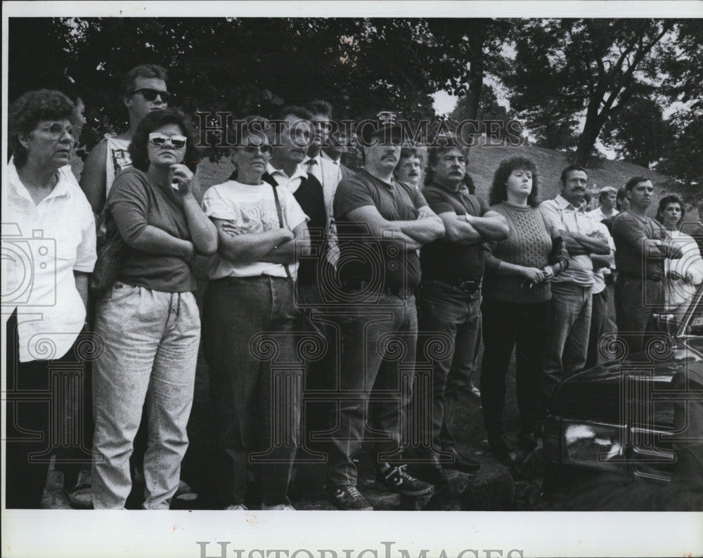 1990 Press Photo Spectators Line Street Outside Courthouse During Arraignment - Historic Images