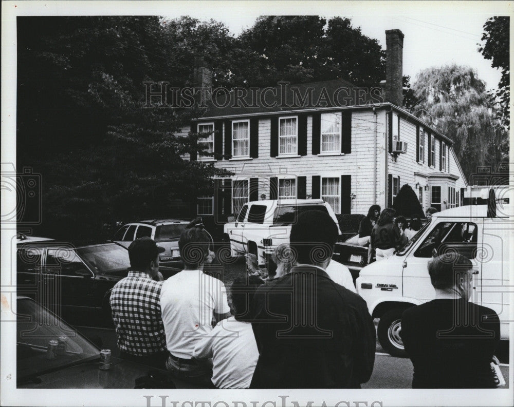 1990 Press Photo Neighbors and Vehicles Outside Benoit&#39;s House - Historic Images