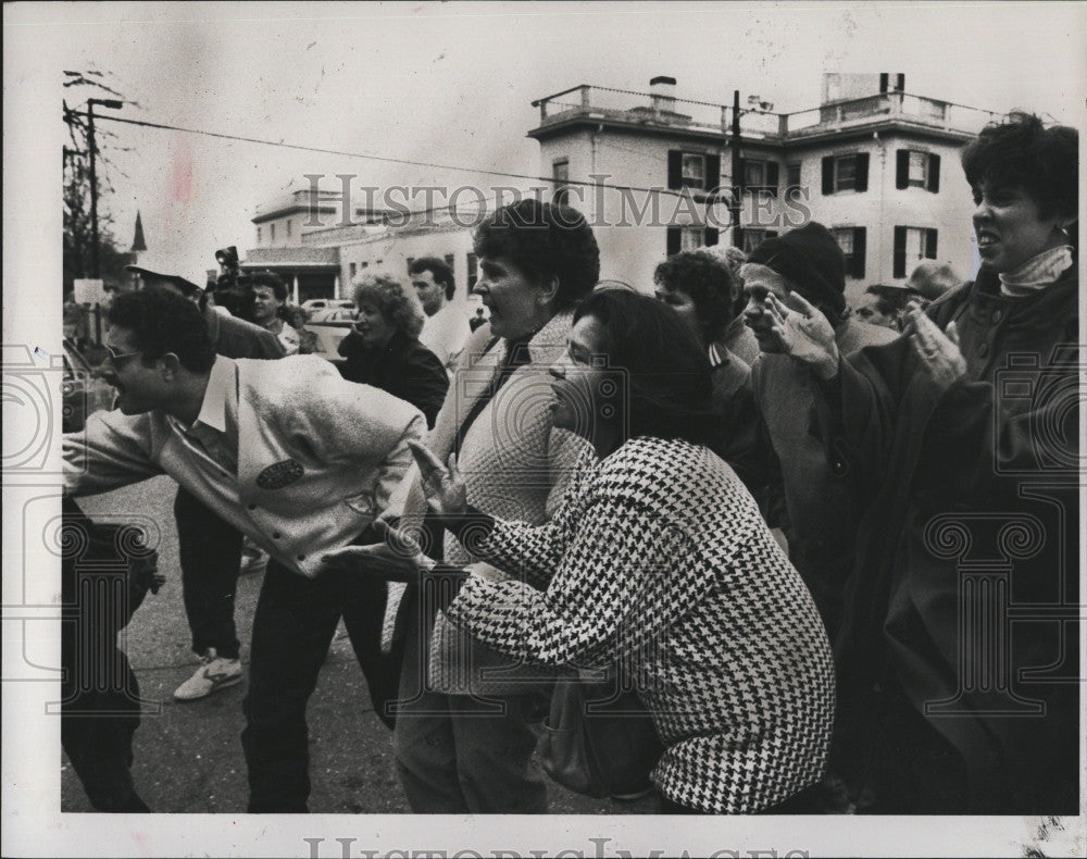 1991 Press Photo Crowd Jeers At Meinholz After Guilty Verdict - Historic Images