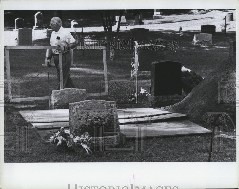 1990 Press Photo Melissa Benoit Grave Kingston Murder Roger Torrie - Historic Images