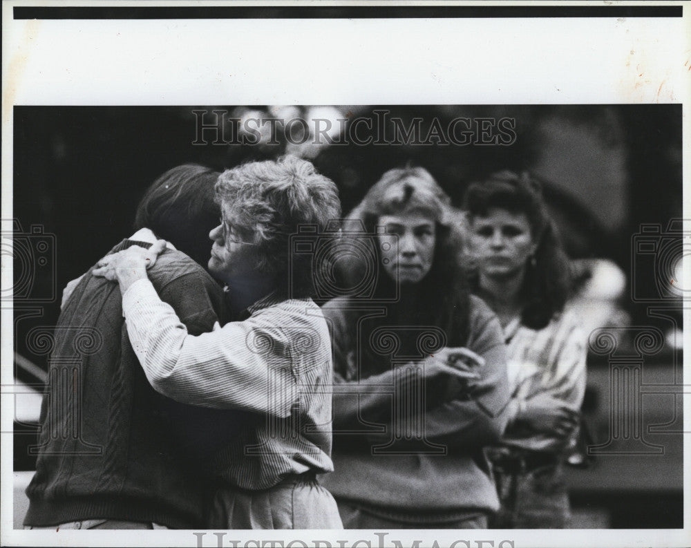 1990 Press Photo Melissa Benoit Funeral Murdered Mother With People - Historic Images