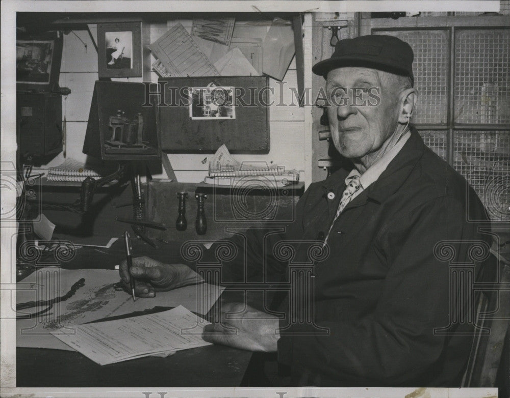 1955 Press Photo Frank J. &quot;Pop&quot; Bemis, 84-year-old - Historic Images