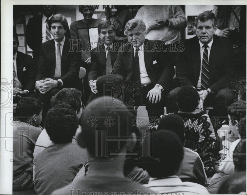 1989 Press Photo Drug Czar William Bennett, Sen. Kerry, Gov. Dukakis - Historic Images