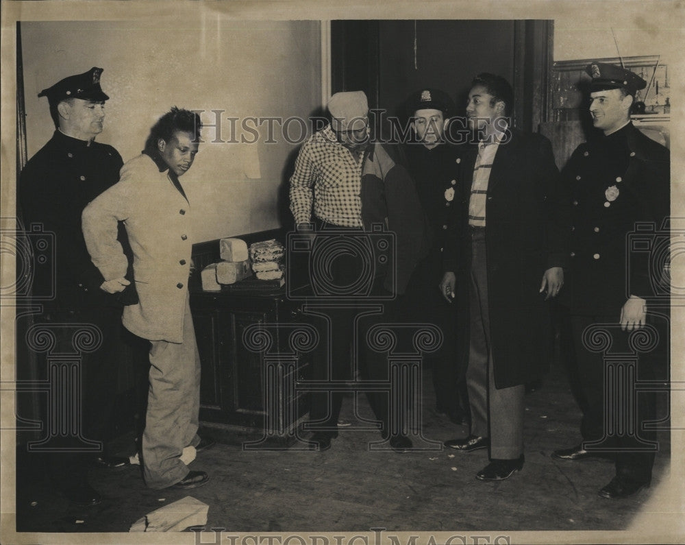 1958 Press Photo Harold Benders held for stealing at police station - Historic Images