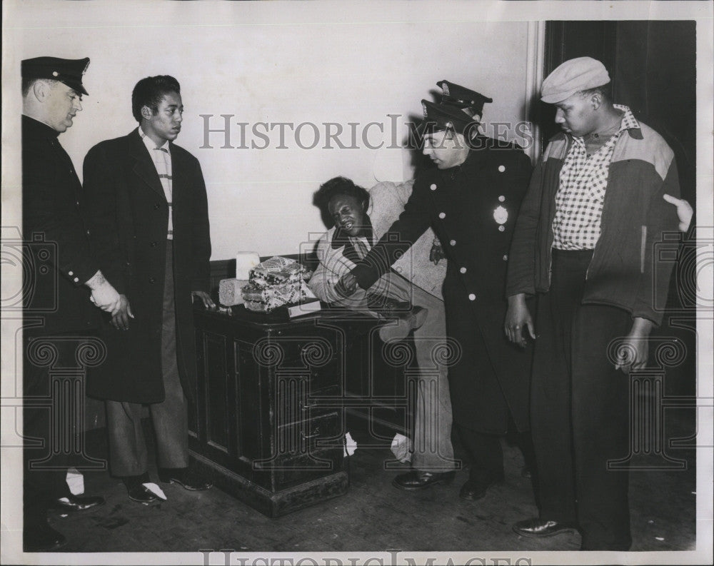 1958 Press Photo Suspected bandit Harold Benders with Arthur Williams - Historic Images