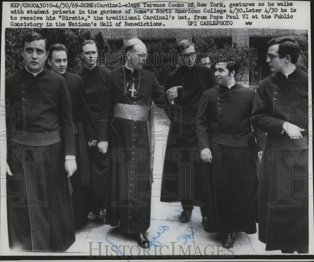 1969 Press Photo New York&#39;s Cardinal-elect Terence Cooke with student priests - Historic Images