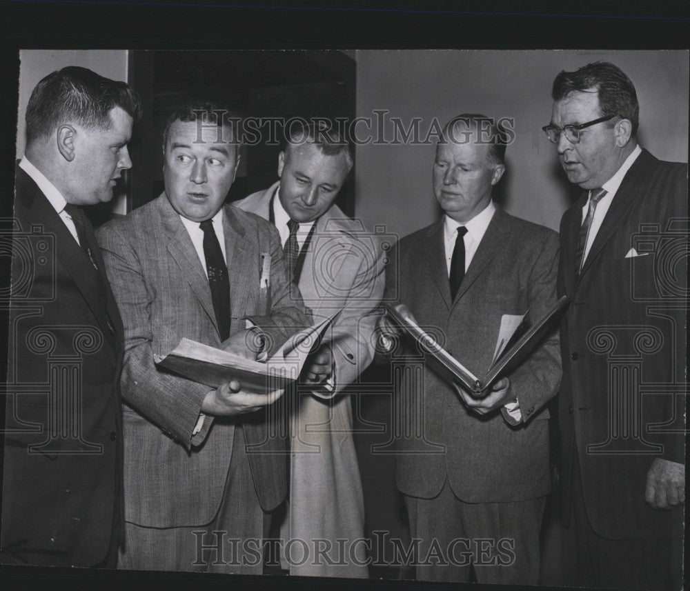 1958 Press Photo Officer Ed. V. Spencer, Attys. Ted Glynn and Francis Sullivan - Historic Images