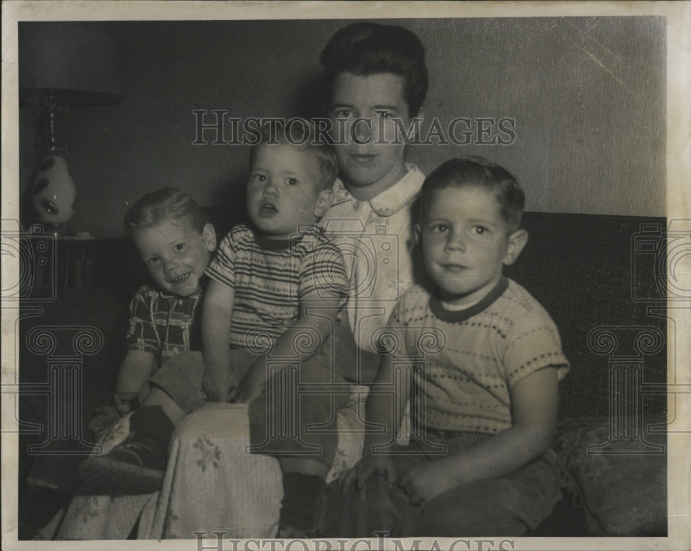 1958 Press Photo Mrs. Edward (Jean) Spencer with Kathleen, Mark &amp; Edward Jr. - Historic Images