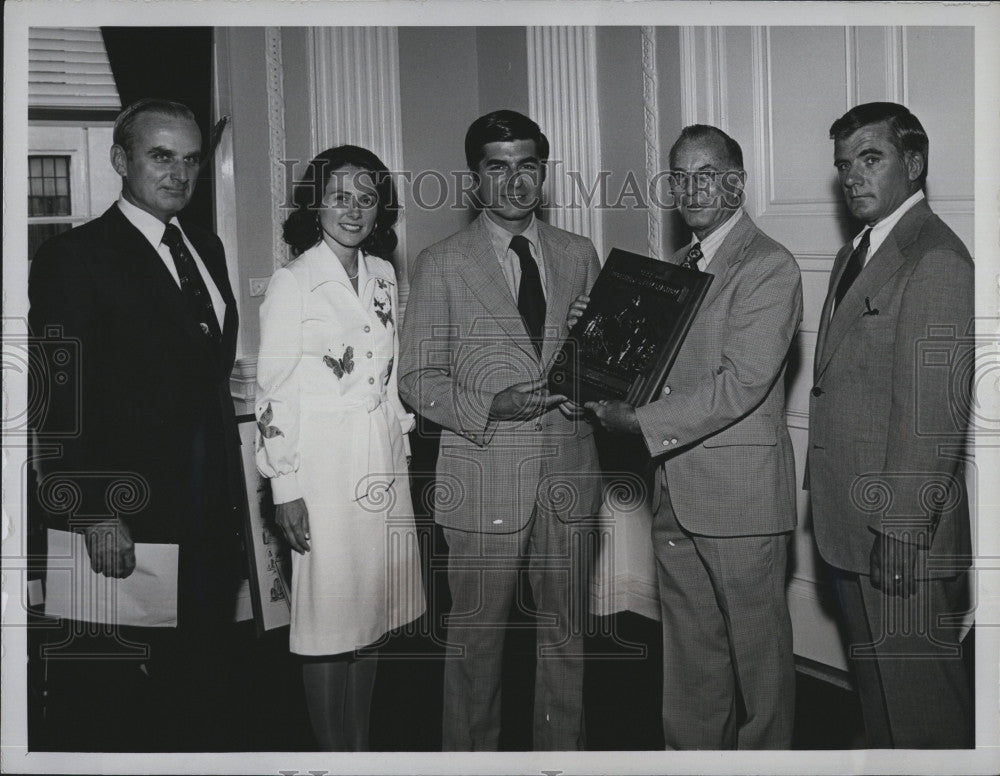 1975 Press Photo Award for Superior achievement in Pedestrian Traffic Accidents. - Historic Images