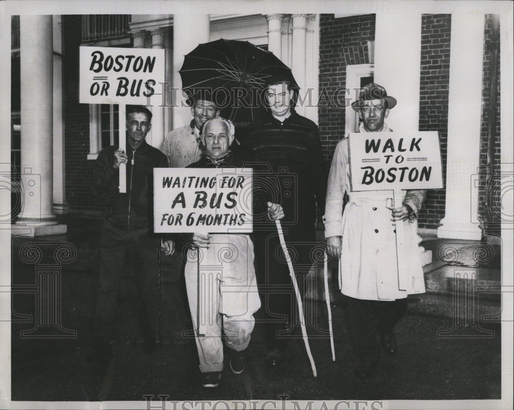 1959 Press Photo Fall River resident in protest  of the Eastern Mass Bus Strike. - Historic Images