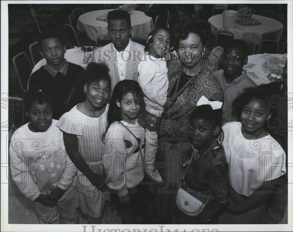 1991 Press Photo Mrs.Lonise Bias with Boston Public Schools Students. - Historic Images