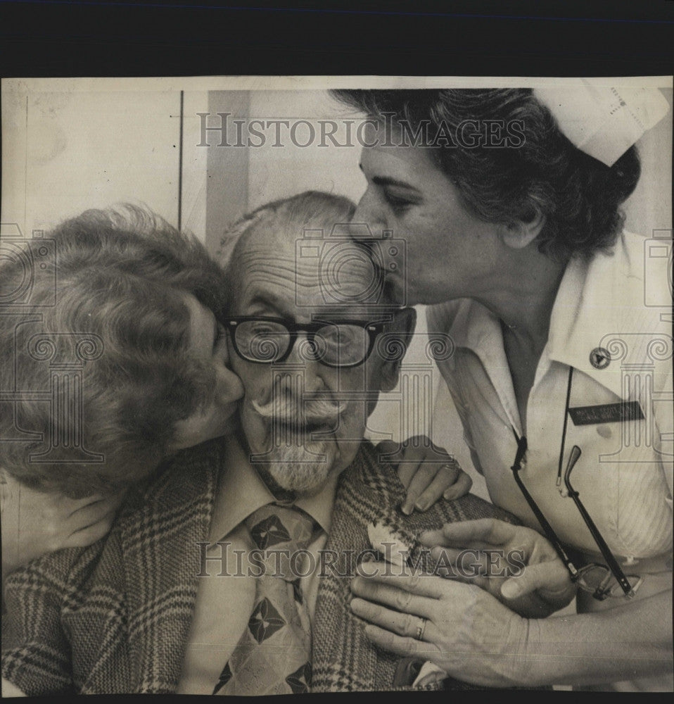 1975 Press Photo Dr. Frank Cookingham, 93, nurses Mrs. F. Scott, Mrs. T. Rose - Historic Images