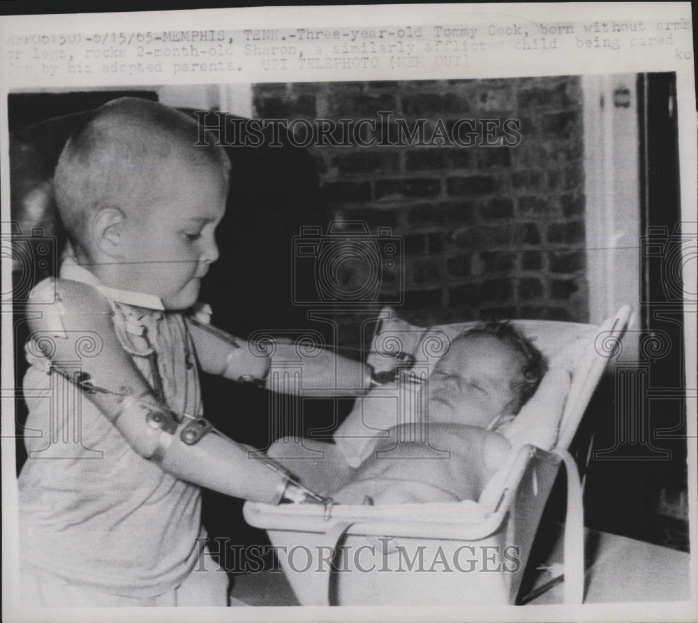 1965 Press Photo Tommy Cook, 3-years-old, 2-month-old Sharon - Historic Images