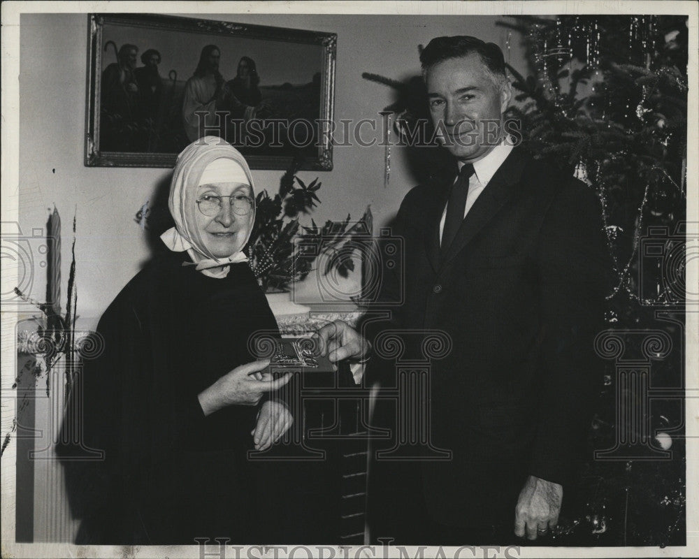 1960 Press Photo Mother Superior Xavier, Police Chief Thomas O&#39;Brien - Historic Images