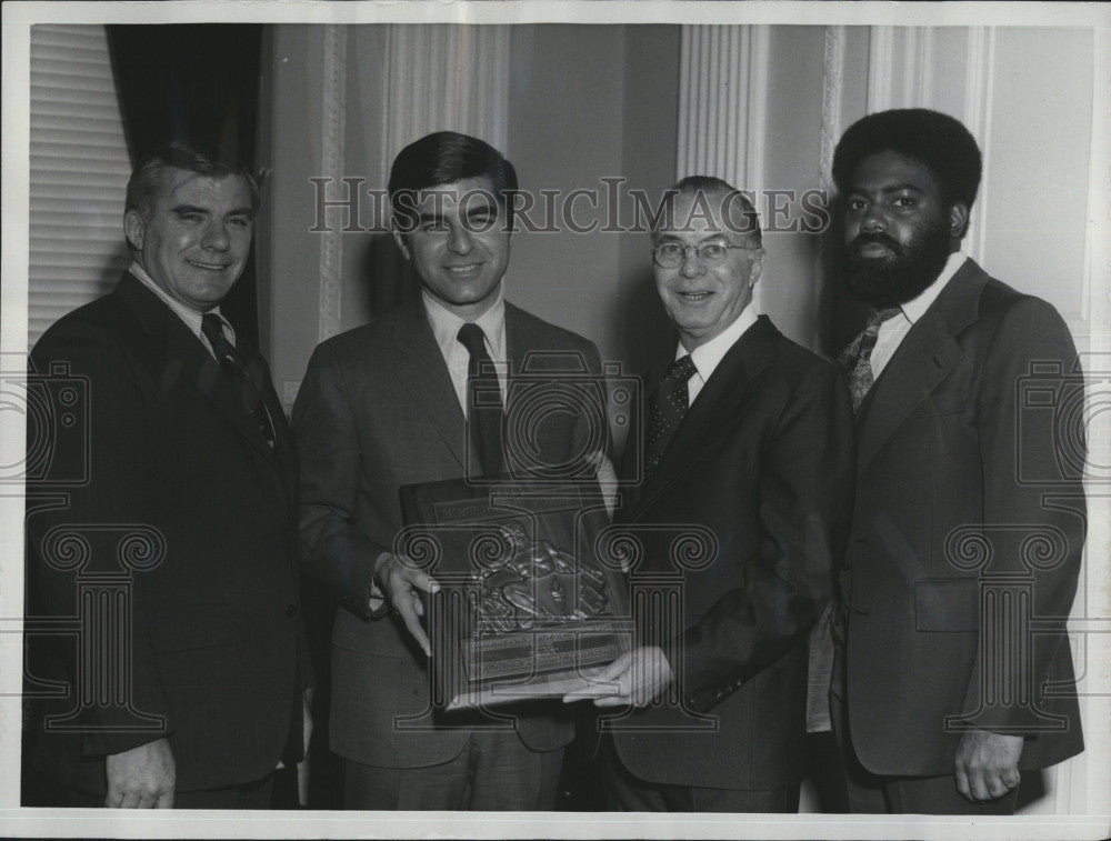 1977 Press Photo Outstanding Prevention of Pedestrian Accidents. - Historic Images