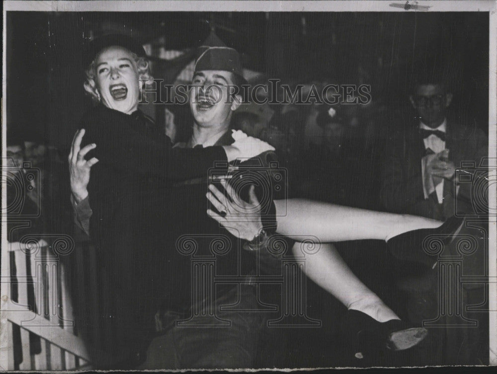 1953 Press Photo Actress Betty Hutton scream as Sgt.John Colletti carries her. - Historic Images