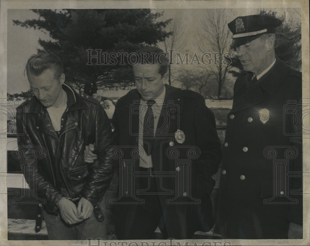 1960 Press Photo Robert Collette held for holdup by Police Joseph Herbst. - Historic Images