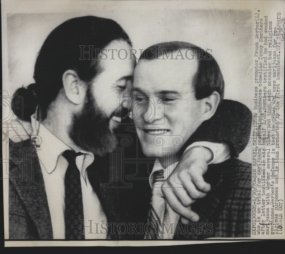 1970 Press Show business Promoter Frank Werber embrace comedian Tommy Smothers - Historic Images