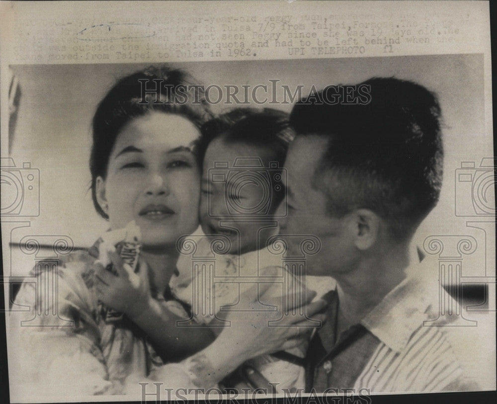 1966 Press Photo Family welcome their daughter home - Historic Images