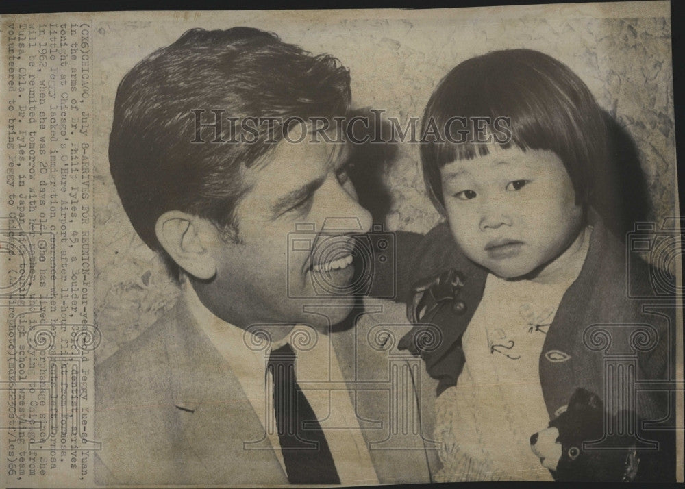 1966 Press Photo Dr. Phillip Fyles &amp; Peggy Yue-se Yuan At Chicago Ohare Airport - Historic Images