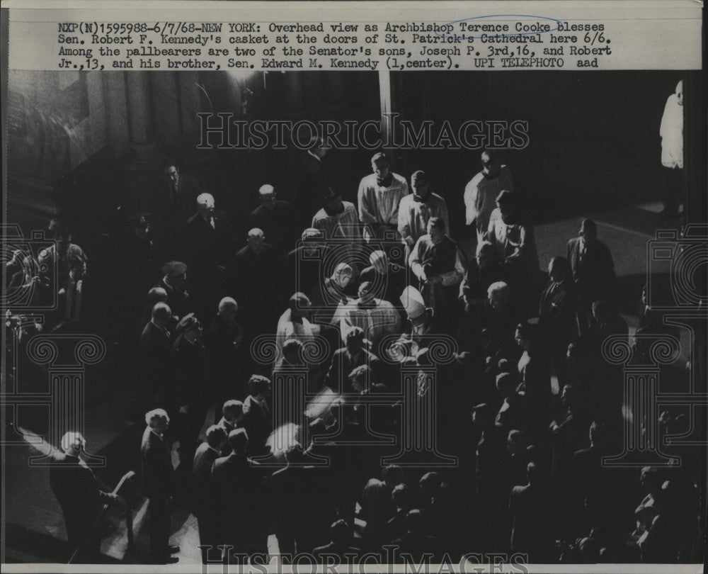 1968 Press Photo Archbishop Terence Cooke Blesses Senator Robert F. Kennedy - Historic Images