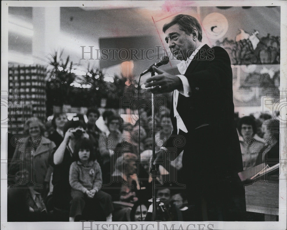 1980 Press Photo Singer Robert Merrill At Stop And Shop - Historic Images