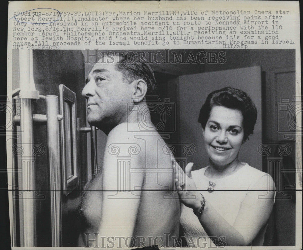 1967 Press Photo Singer Robert Merrill &amp; Wife Showing Pain From Accident - Historic Images