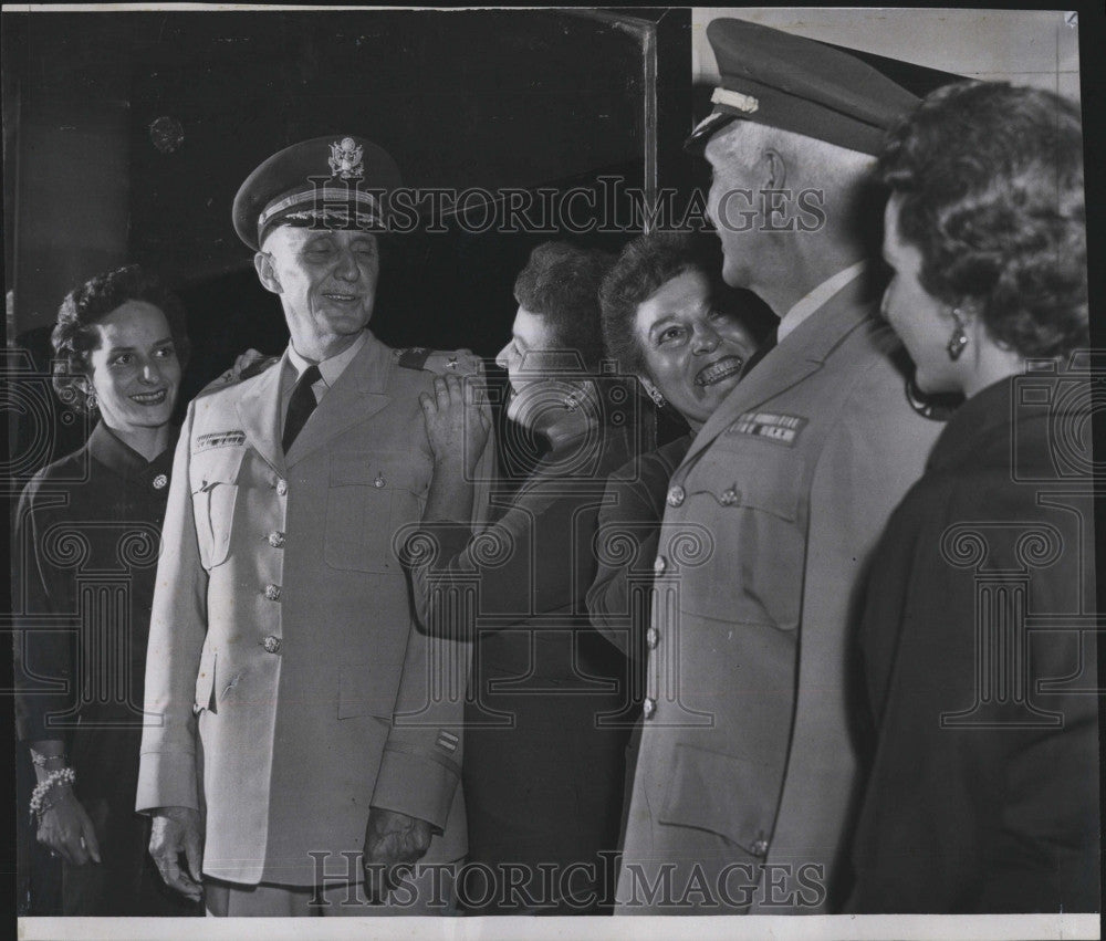 1958 Press Photo Dean Merrill pinned with 2 star Gen with Ernestine and daughter - Historic Images