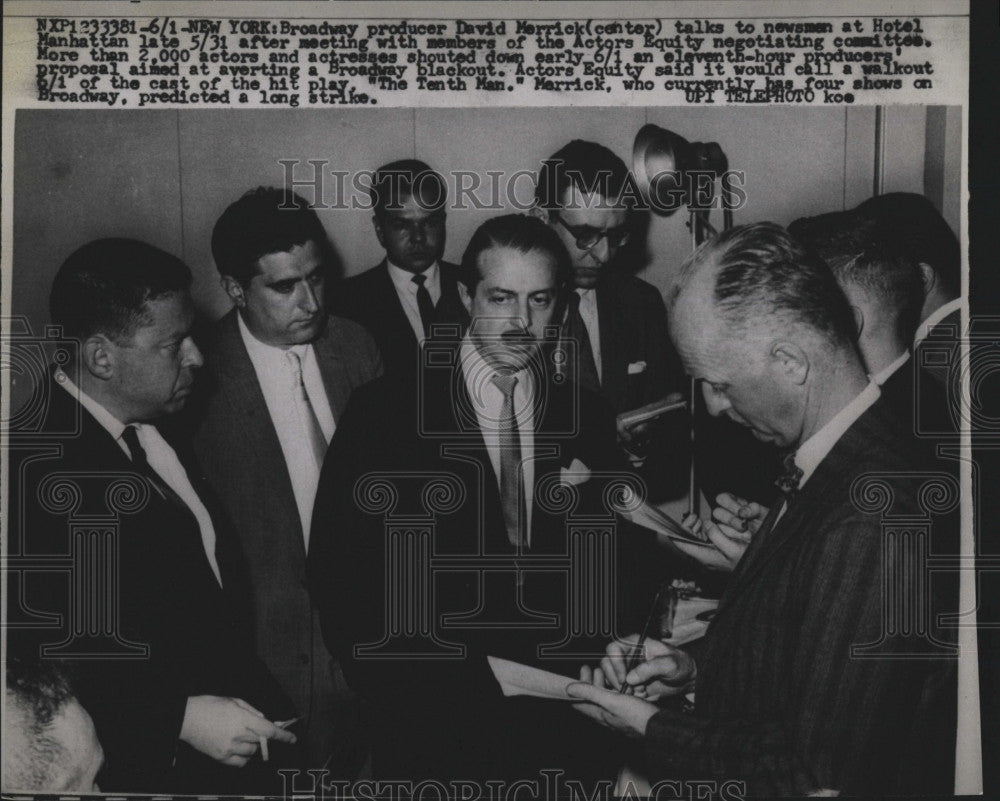 1960 Press Photo Broadway Producer David Merrick Speaking With Newsman At Hotel - Historic Images