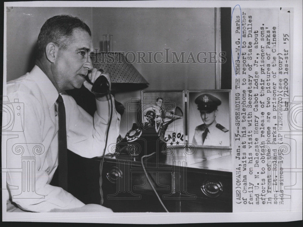 1955 Press Photo W.G. Parks On Telephone Talking With Soldiers Families - Historic Images