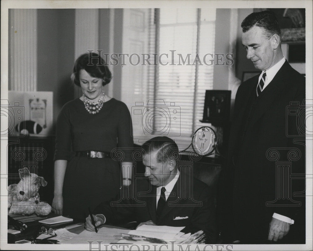 1961 Press Photo Victoria Parks &amp; Richard L. Brickley &amp; Gov. Volpe - Historic Images