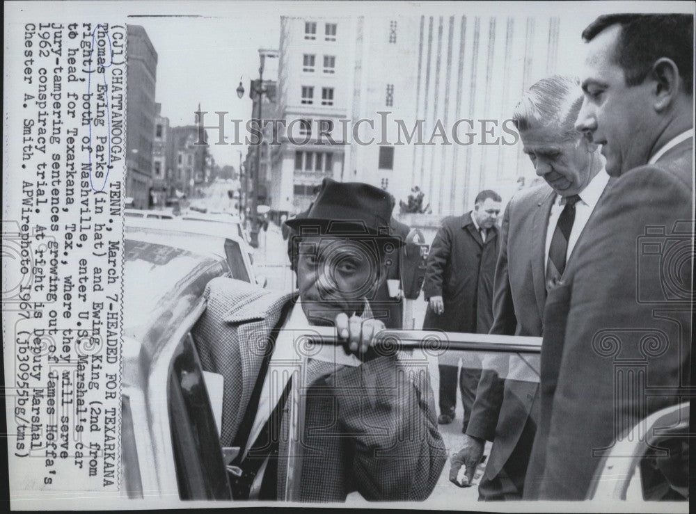 1967 Press Photo Thomas Ewing Parks &amp; Ewing King Entering US Marshal&#39;s Car - Historic Images