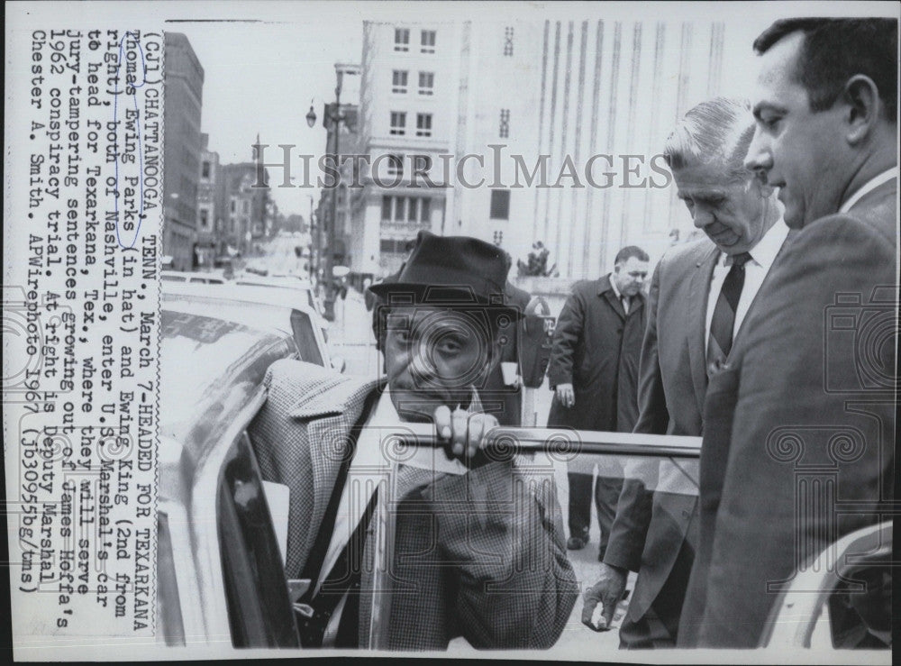 1967 Press Photo Thomas Ewing Parks & Ewing King Entering US Marshal's Car - Historic Images