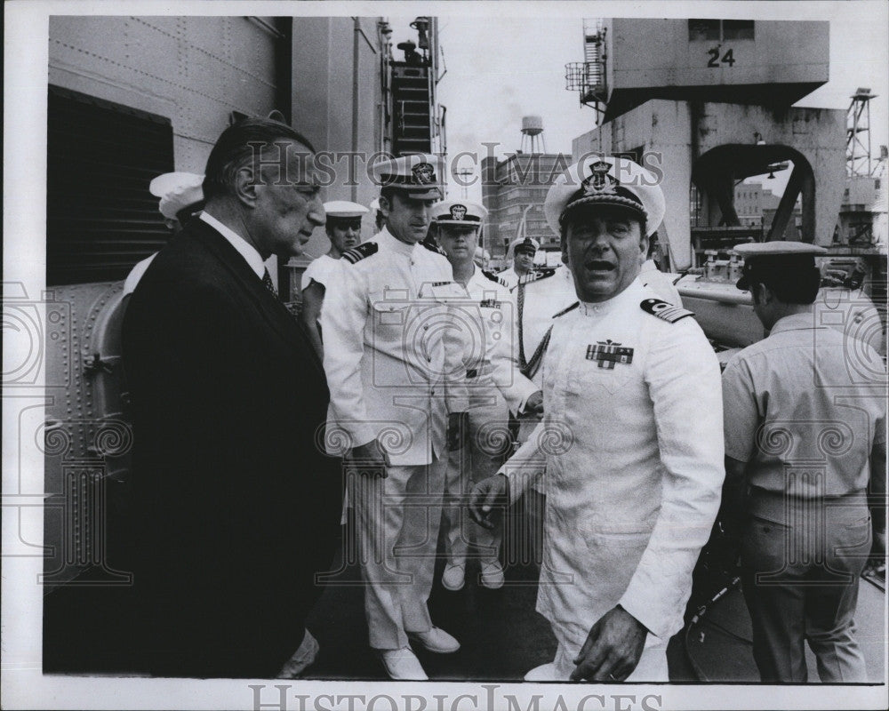 1973 Press Photo Captain Enrico Pasquinucci &amp; Crew Greet Dignataries - Historic Images