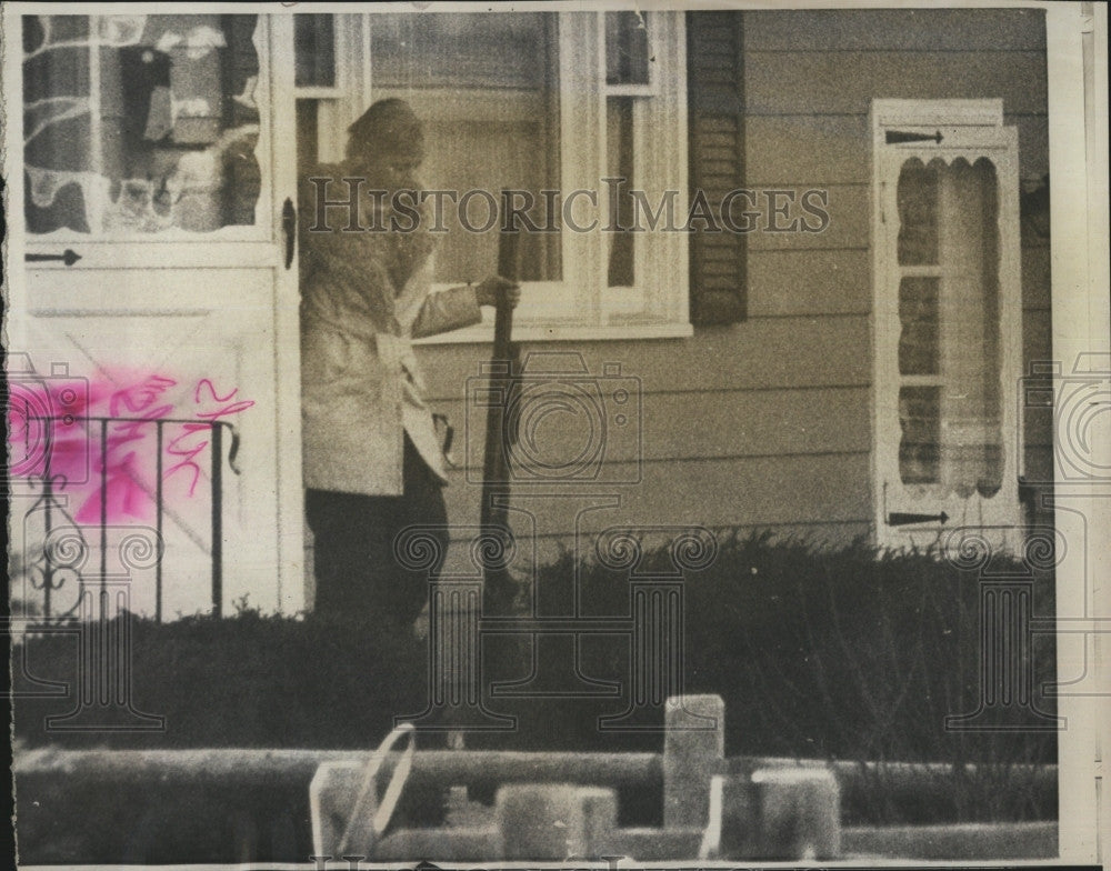 1975 Press Photo Mrs Benerly Battencourt Carrying out Weapon from Home - Historic Images