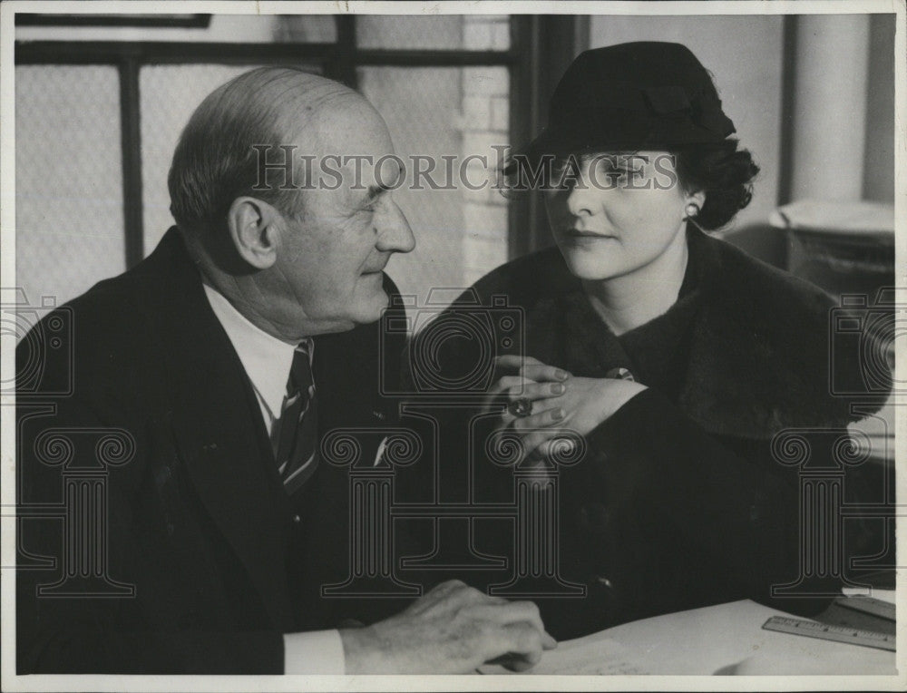 1936 Press Photo Dorothy Dunbar Wells Attorney David L&#39;Esperance Theft Lawsuit - Historic Images